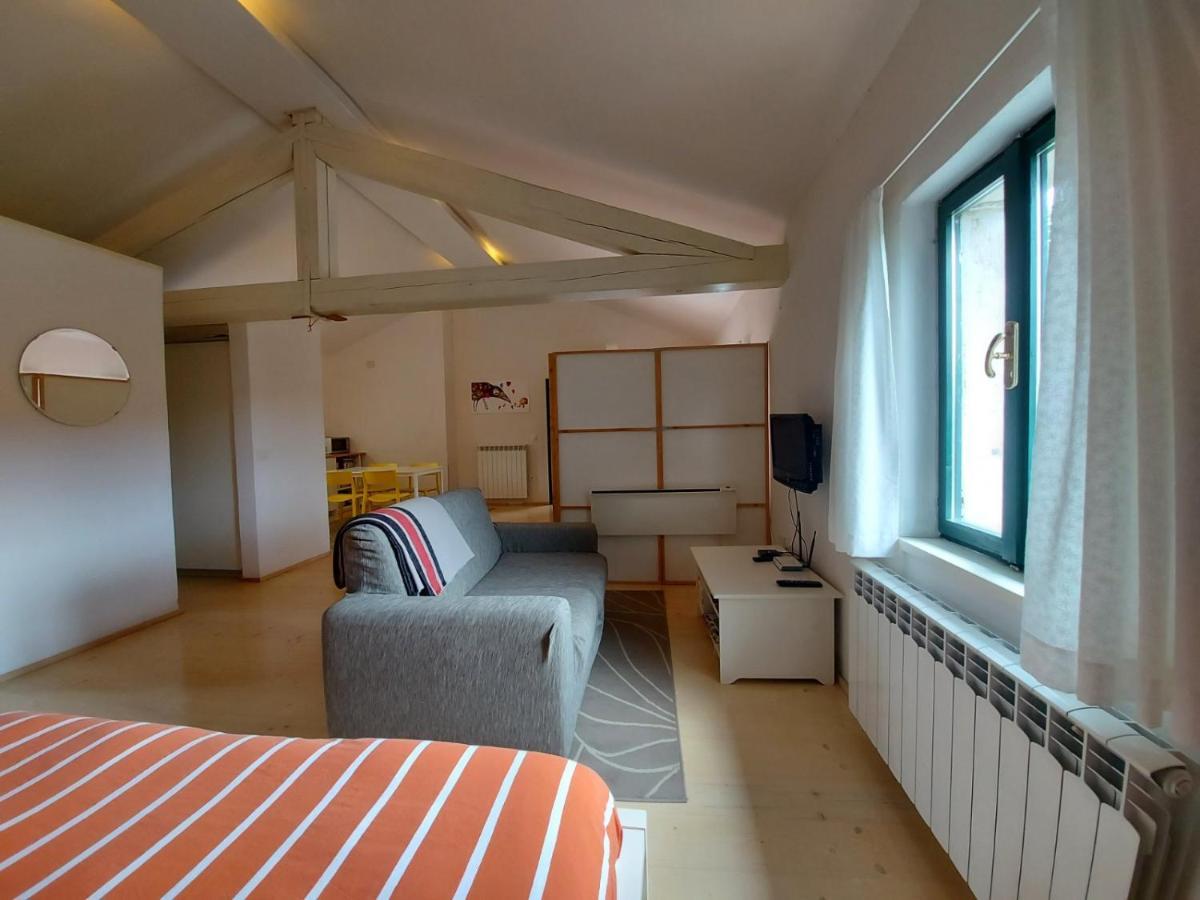 Apartmaji Hedera Komen Exterior foto