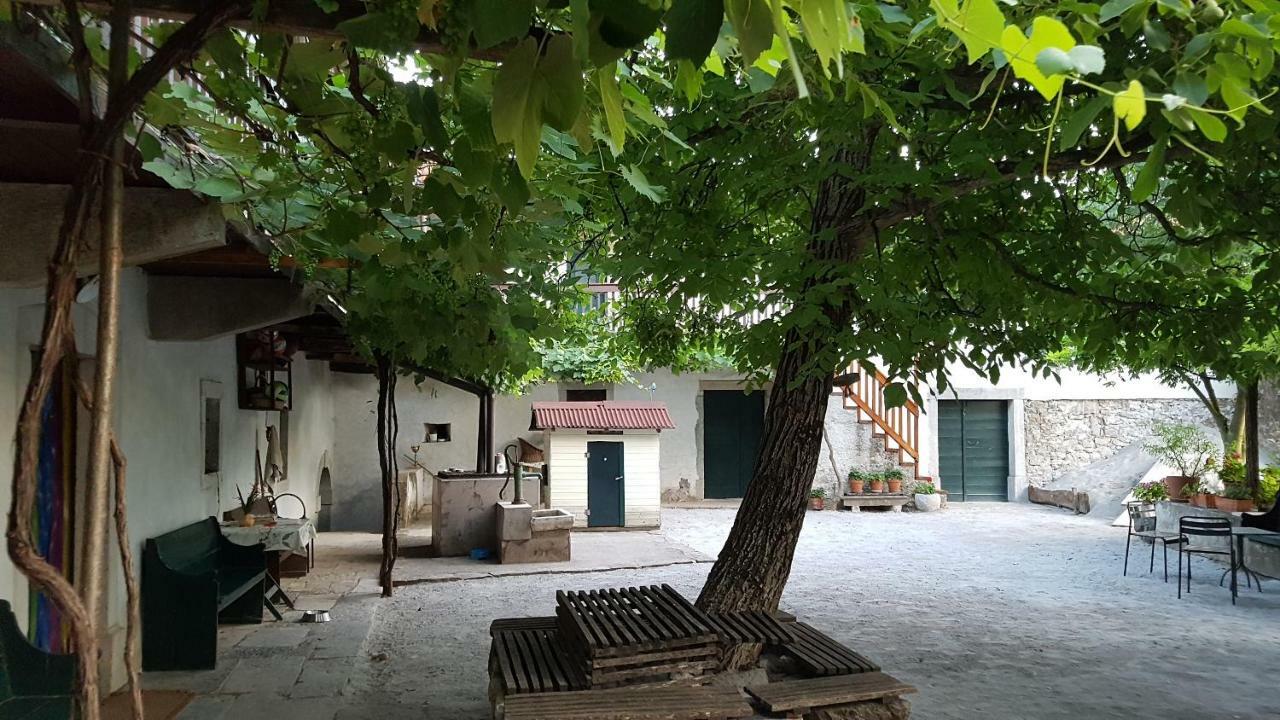 Apartmaji Hedera Komen Exterior foto